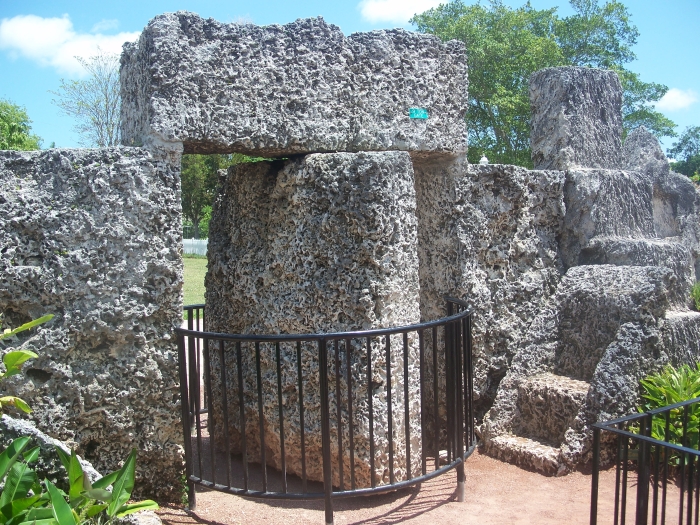 La 9 Tons Gate situata all'ingresso di Coral Castle